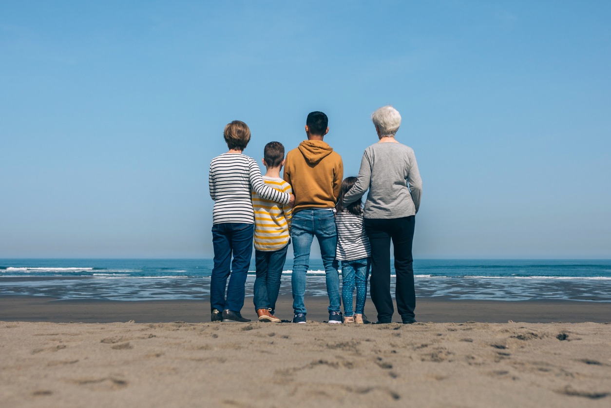 Familia mirando al mar